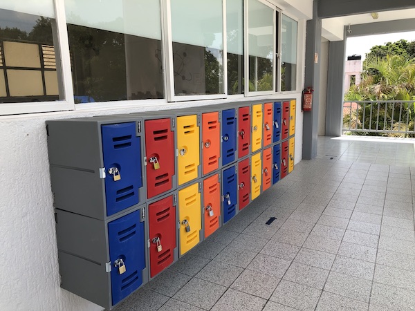Sección de lockers al exterior de un salón de clases.