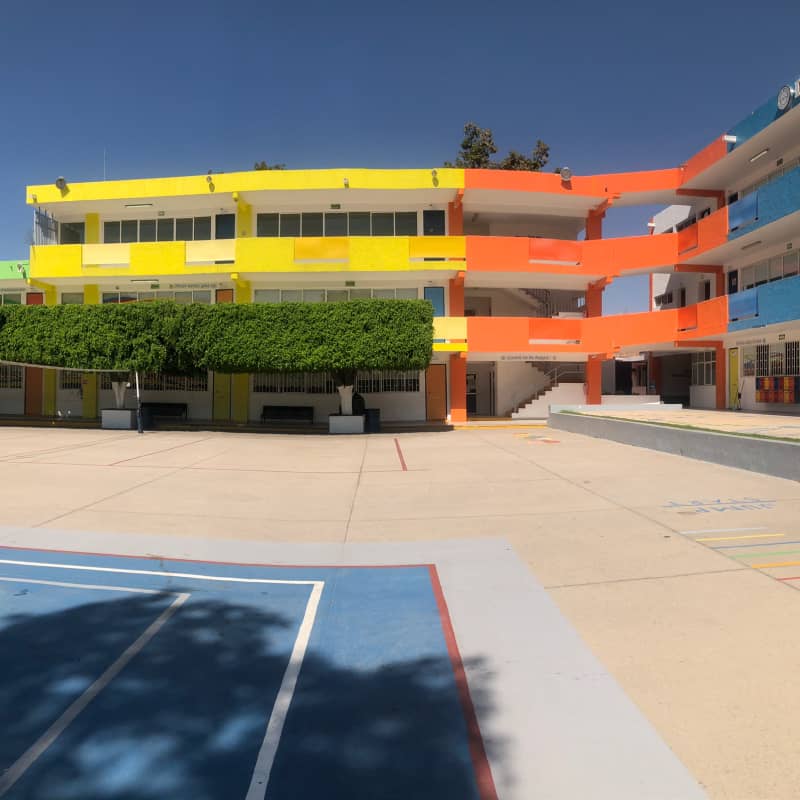 Canchas de básquetbol y salones del colegio Interamericano Guadalajara.